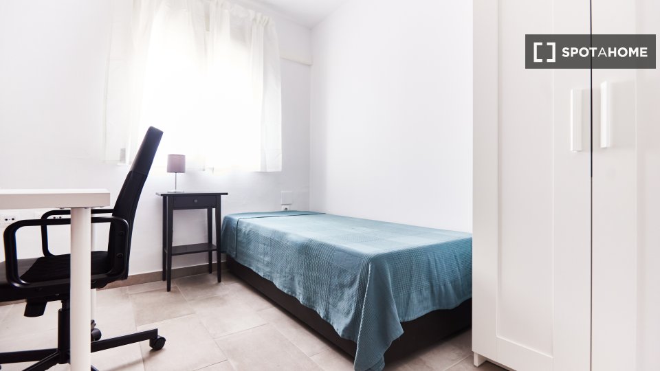 Double room Seville, 3 beds — photo 18
