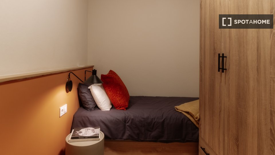 Double room Barcelona, 3 beds, 90m² — photo 15