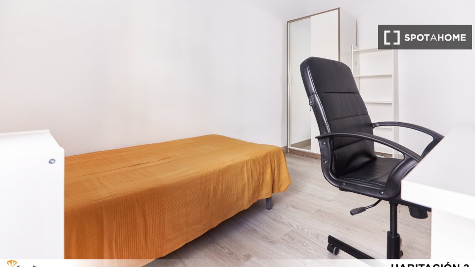 Double room Seville, 3 beds — photo 12