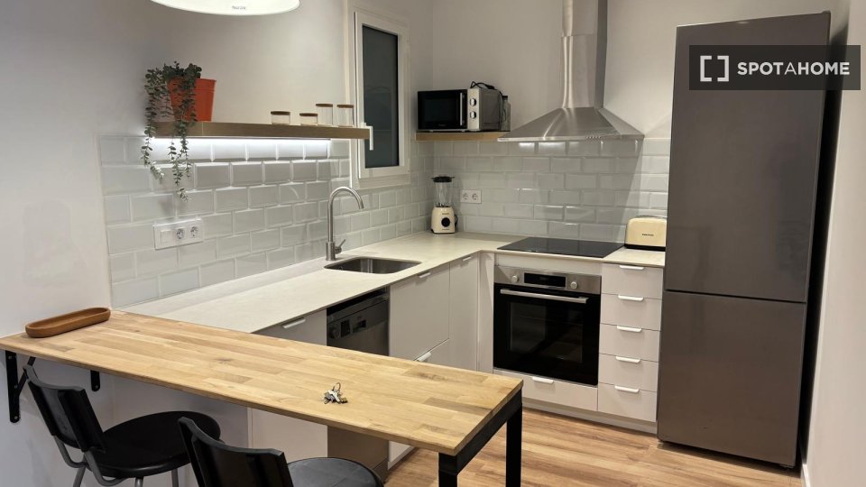 Apartment Barcelona, 4 beds, 86m² — photo 2