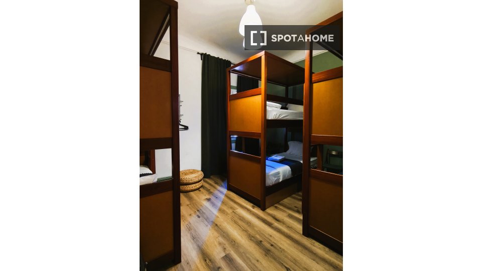 Double room Lisbon, 11 beds, 200m² — photo 34