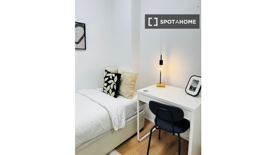 Double room Madrid, 4 beds — photo 38