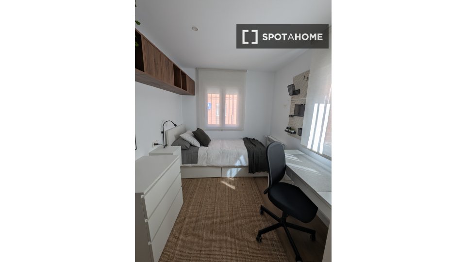 Habitación en piso de 5 habitaciones en alquiler en Almenara, Madrid