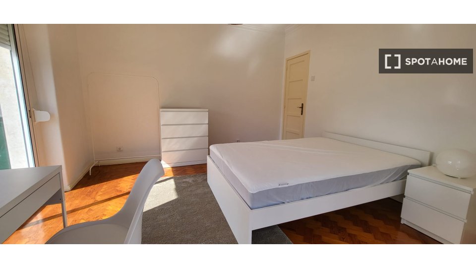 Double room Lisbon, 3 beds, 90m² — photo 6