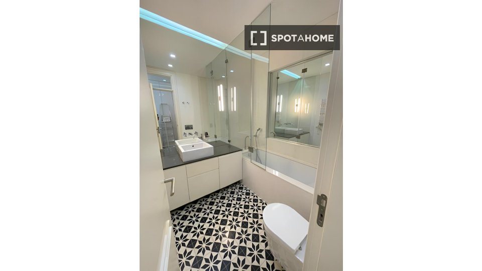 Apartment Lisbon, 2 beds, 104m² — photo 10