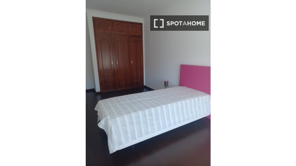 Double room Lisbon, 3 beds — photo 8