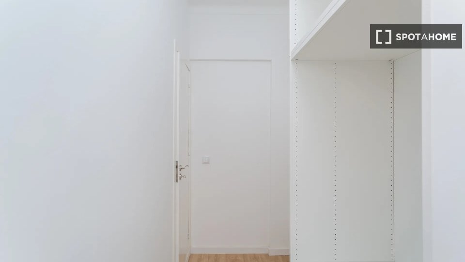 Double room Lisbon, 5 beds — photo 15