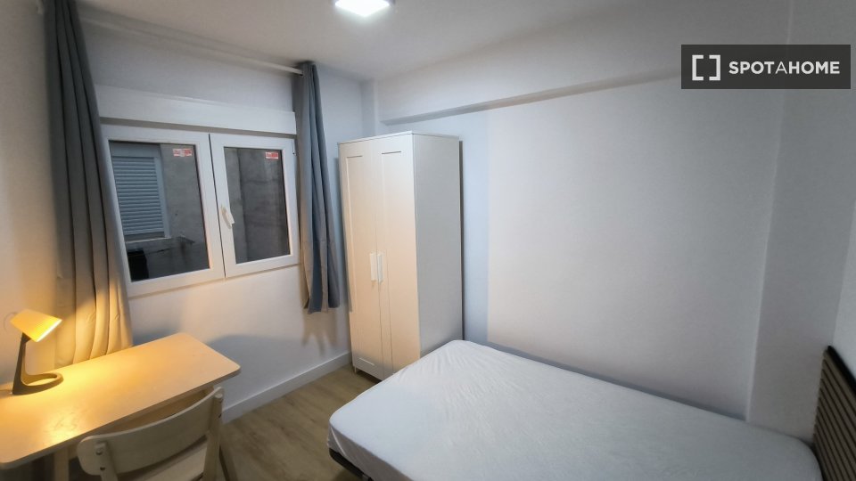 Double room Alicante, 5 beds — photo 14
