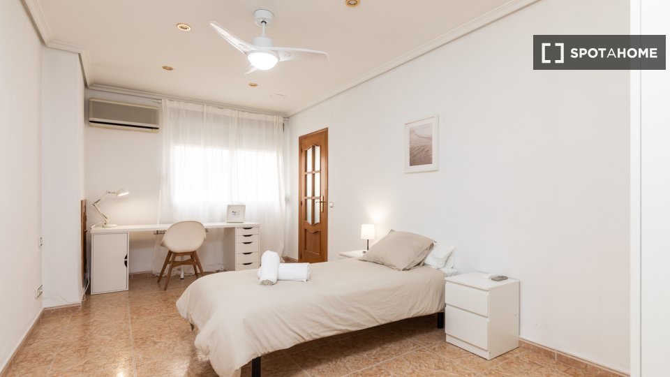 Double room Valencia, 1 bed, 100m² — photo 9
