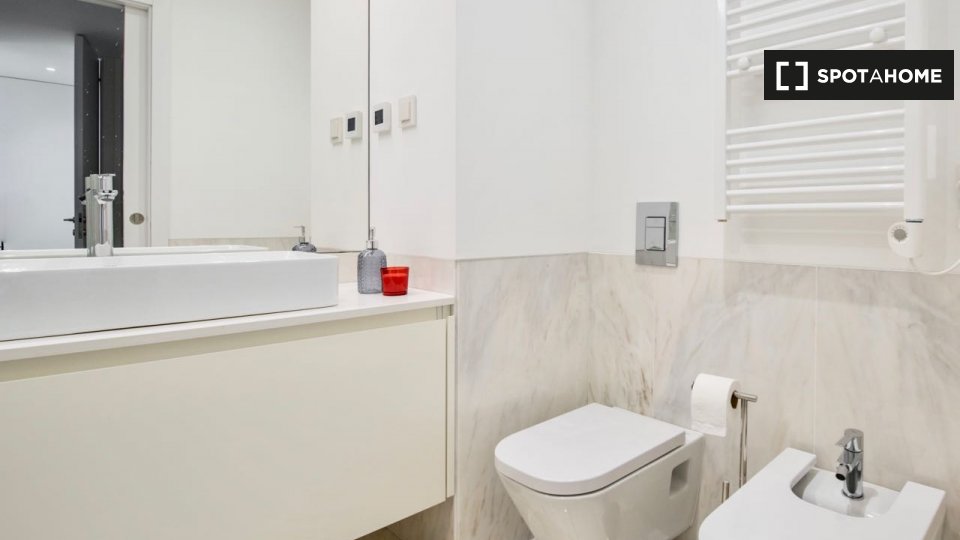Apartment Lisbon, 2 beds, 130m² — photo 15
