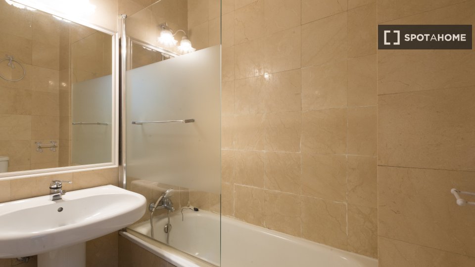 Double room Madrid, 5 beds, 120m² — photo 6