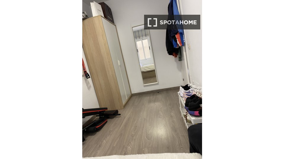 Double room Barcelona, 3 beds, 86m² — photo 3