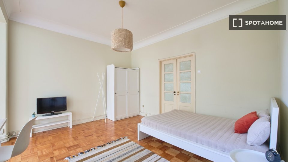Double room Lisbon, 6 beds — photo 14