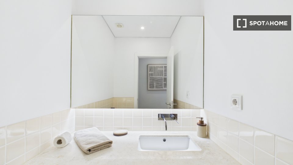 Apartment Lisbon, 2 beds, 62m² — photo 4