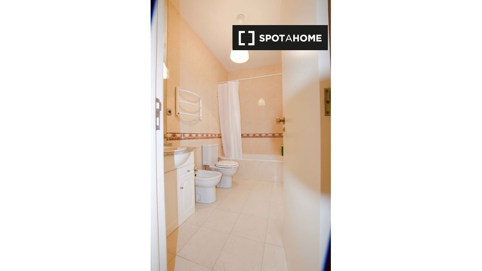 Apartment Lisbon, 4 beds, 110m² — photo 14