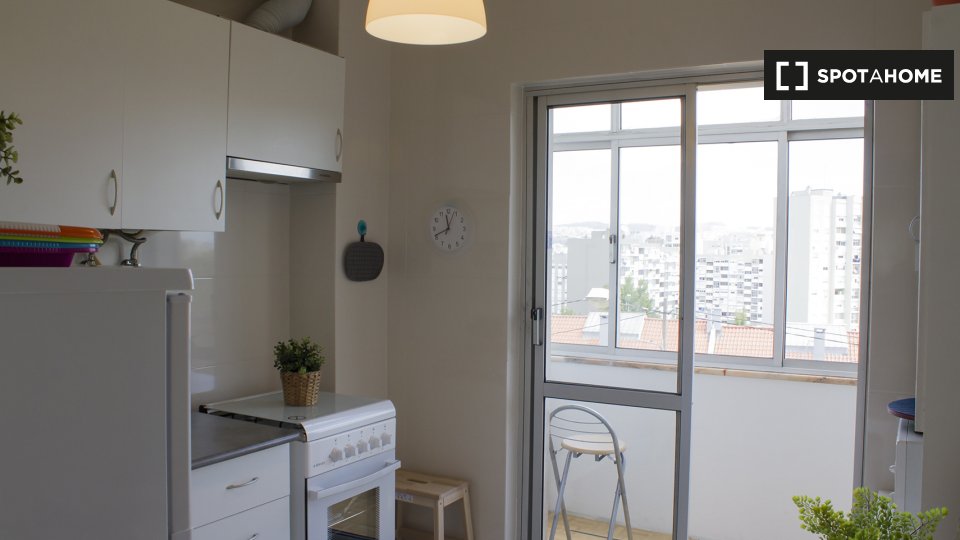 Double room Lisbon, 3 beds, 70m² — photo 9