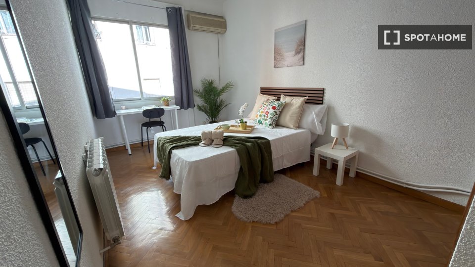 Habitación en piso compartido de 5 habitaciones en Ríos Rosas, Madrid