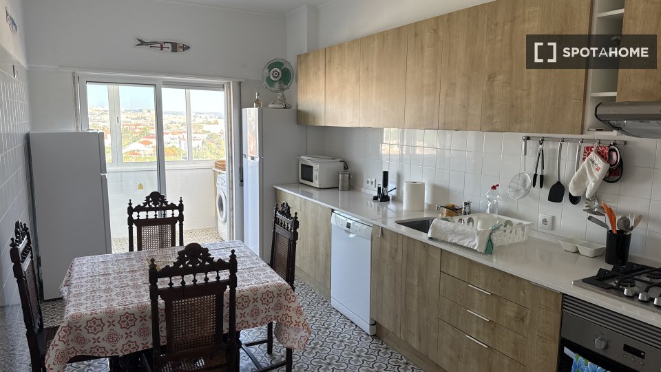 Double room Lisbon, 4 beds — photo 12