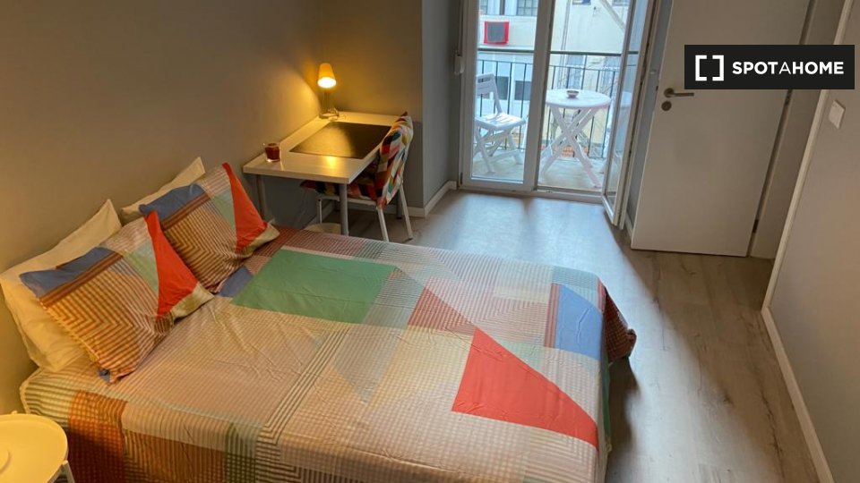 Double room Lisbon, 5 beds, 85m² — photo 1