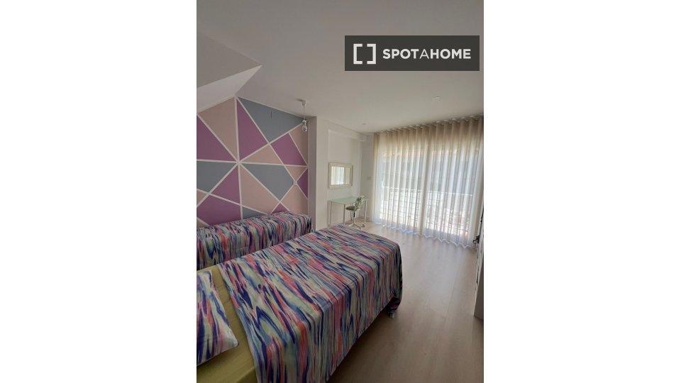 Double room Lisbon, 5 beds — photo 16