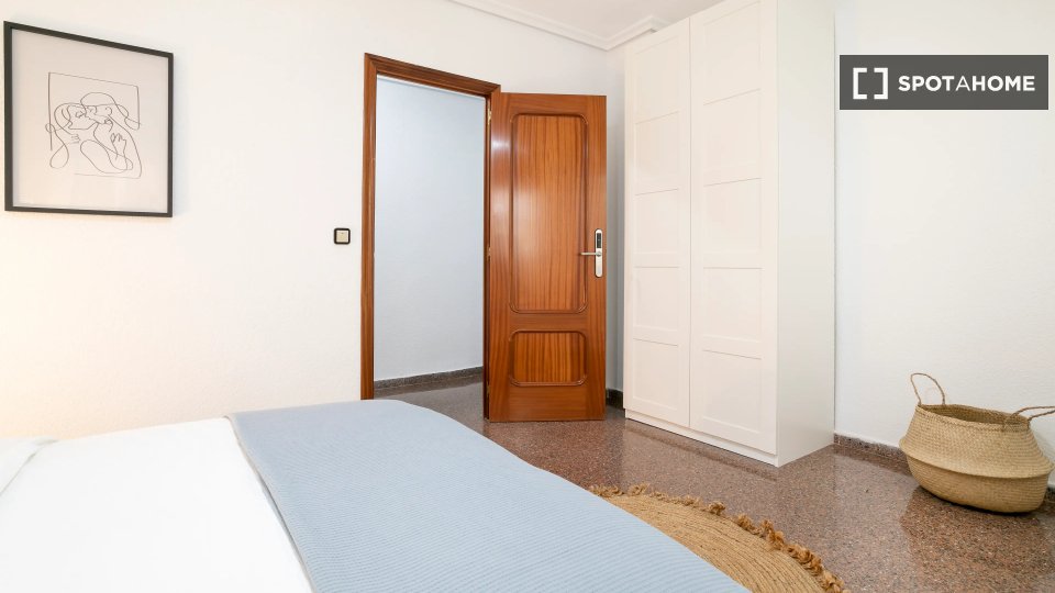 Double room Alicante, 3 beds — photo 1