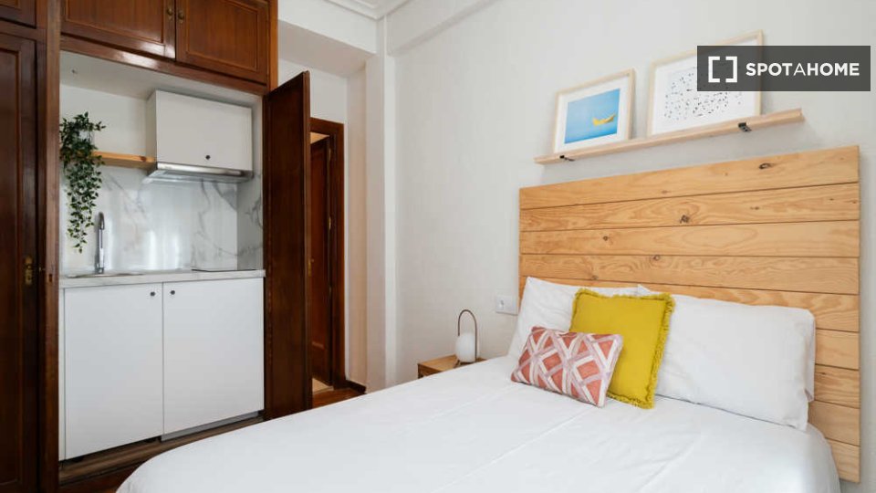 Habitación en piso compartido de 6 habitaciones en Casa de Campo, Madrid.