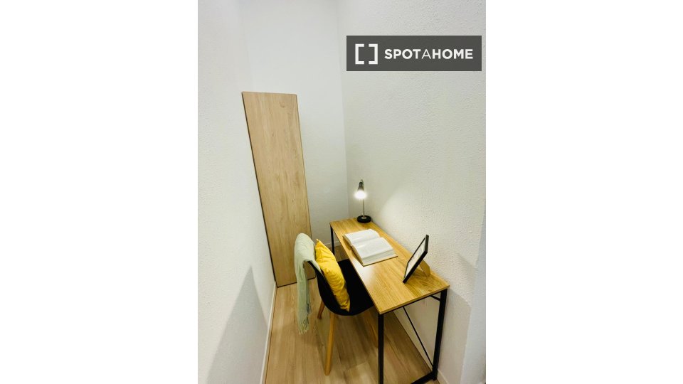 Double room Madrid, 12 beds, 185m² — photo 1