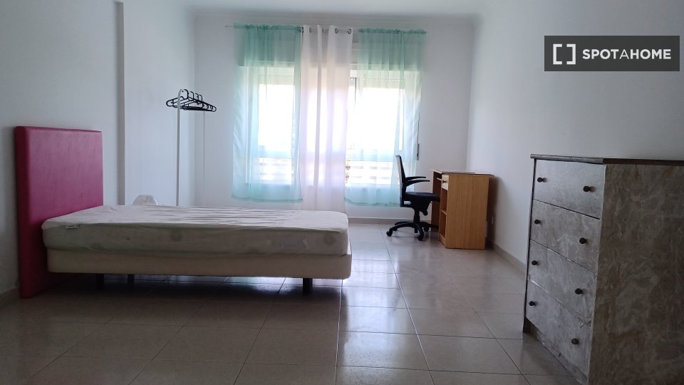 Double room Lisbon, 3 beds — photo 9