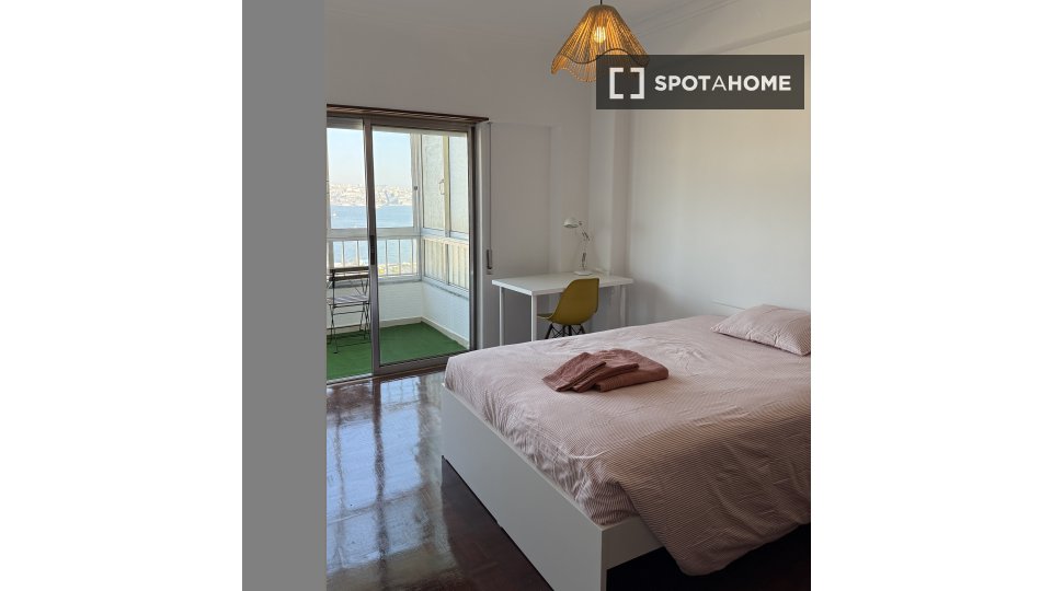Double room Lisbon, 4 beds, 124m² — photo 7