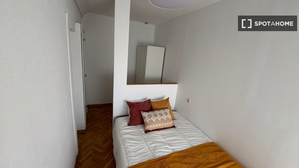 Double room Madrid, 9 beds, 200m² — photo 19