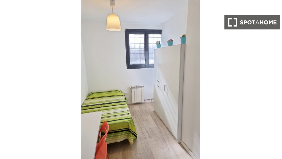Double room Madrid, 3 beds, 60m² — photo 2