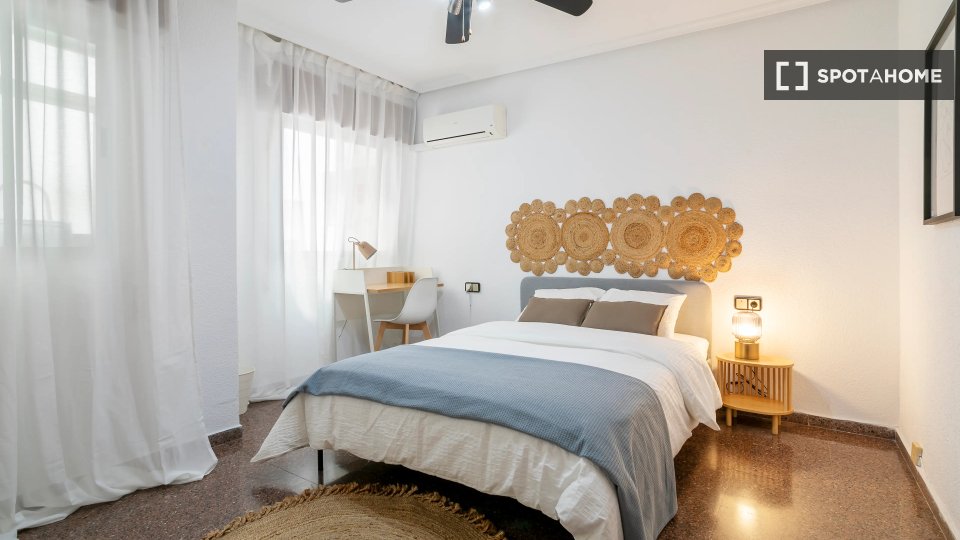 Double room Alicante, 3 beds — photo 11