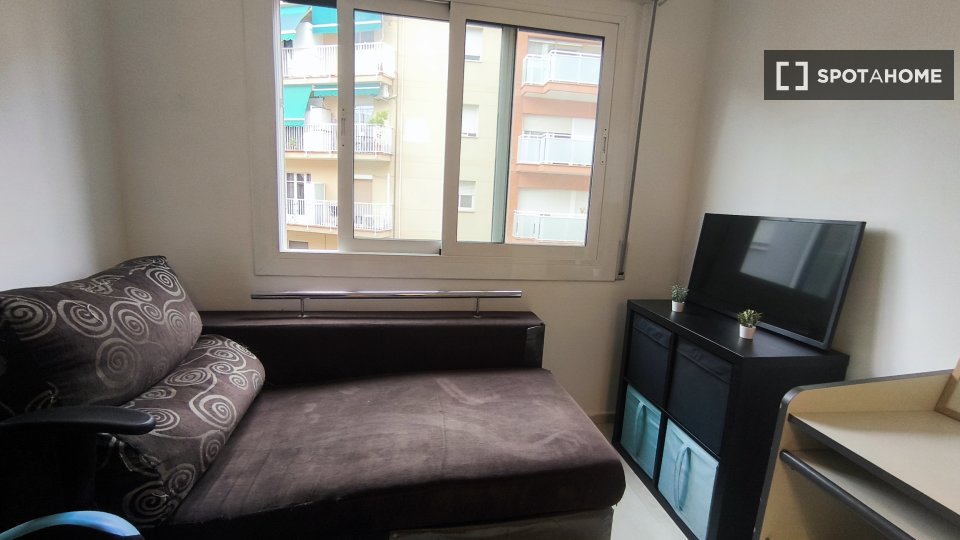 Se alquila habitación en piso compartido en Esplugues de Llobregat.