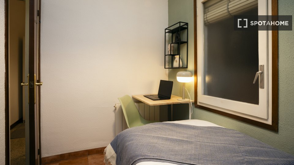 Habitación en piso compartido en barcelona.