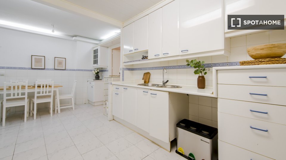 Double room Madrid, 11 beds, 250m² — photo 18