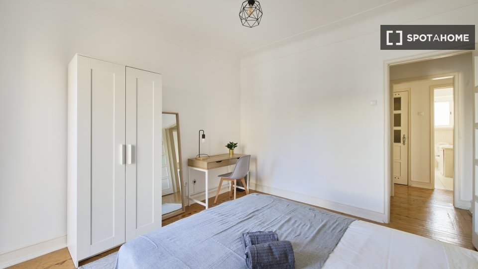 Double room Lisbon, 5 beds — photo 14