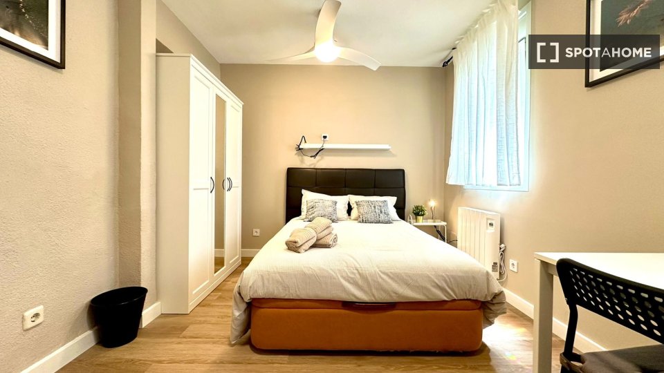 Double room Madrid, 3 beds — photo 15