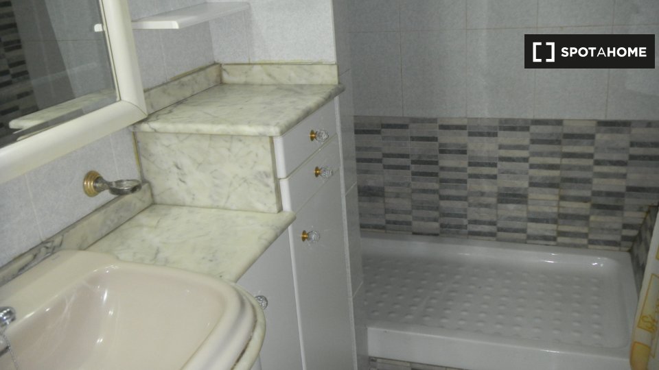 Double room Valencia, 3 beds, 115m² — photo 18