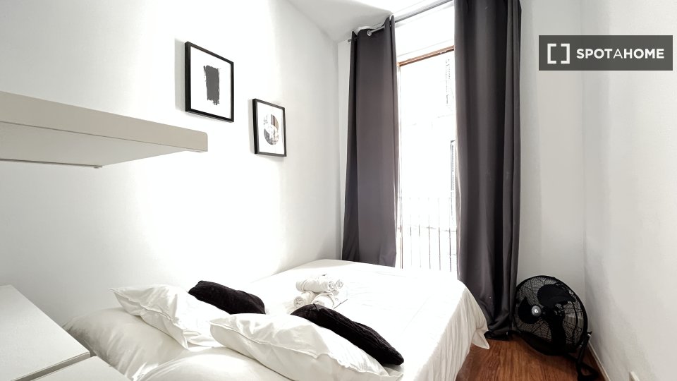 Double room Madrid, 3 beds — photo 18