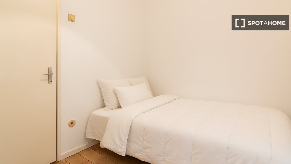 Double room Lisbon, 9 beds — photo 20