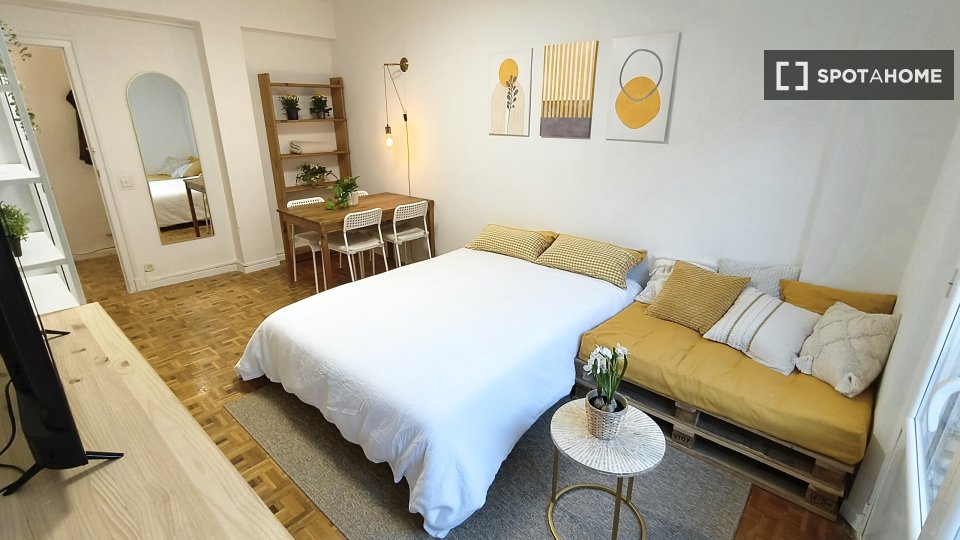 Double room Pamplona, 5 beds, 124m² — photo 13