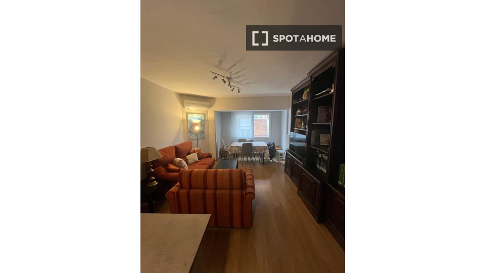 Double room Madrid, 3 beds, 75m² — photo 16