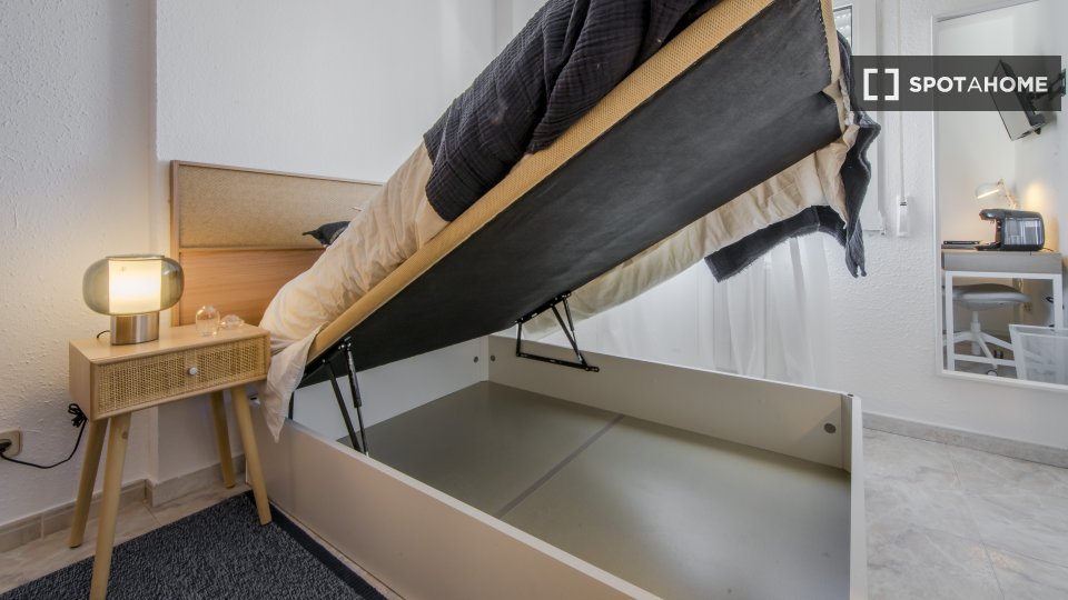 Double room Madrid, 5 beds, 80m² — photo 7