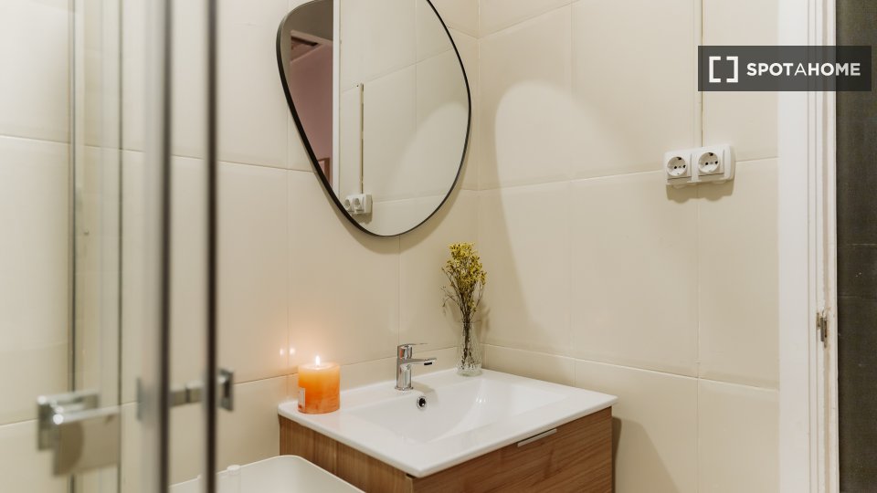 Double room Barcelona, 3 beds, 90m² — photo 13