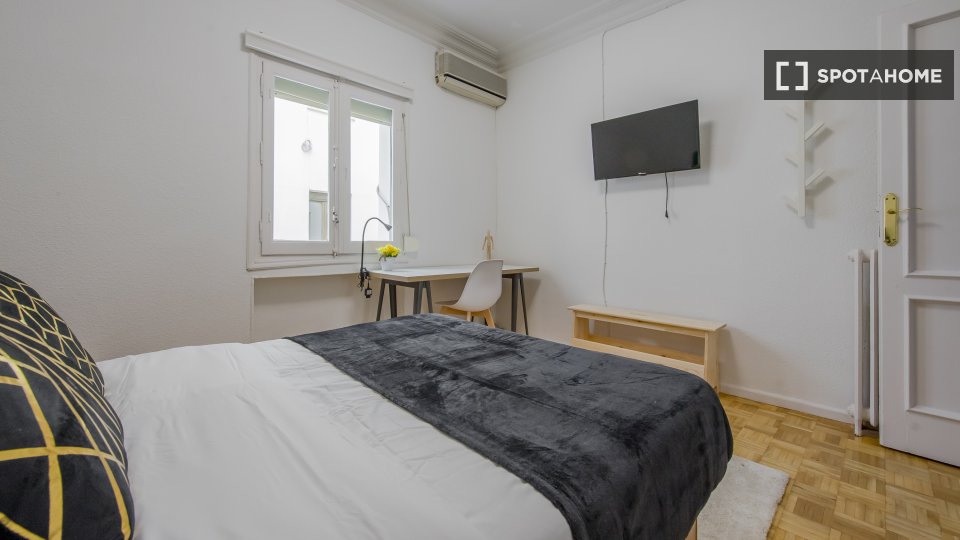 Double room Madrid, 5 beds, 120m² — photo 2