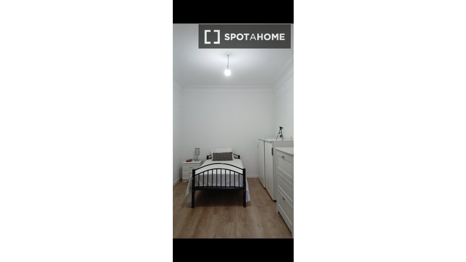 Double room Lisbon, 3 beds, 70m² — photo 1