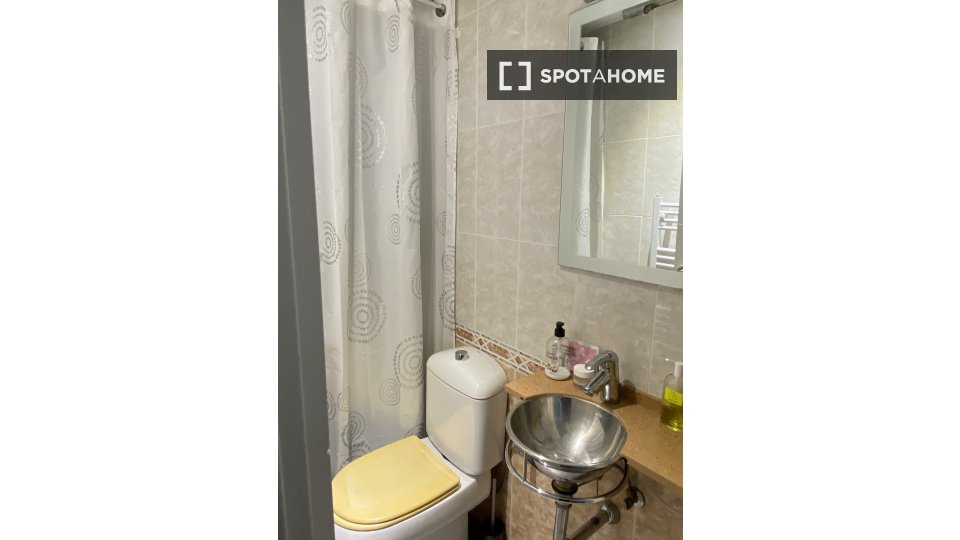 Double room Barcelona, 3 beds, 86m² — photo 5