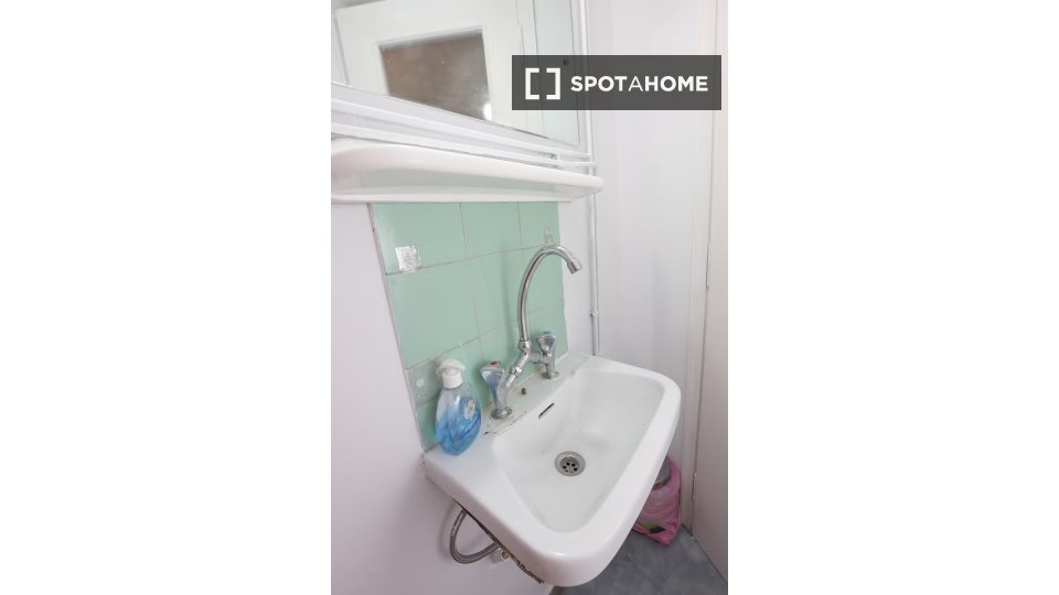 Double room Athens, 5 beds — photo 9