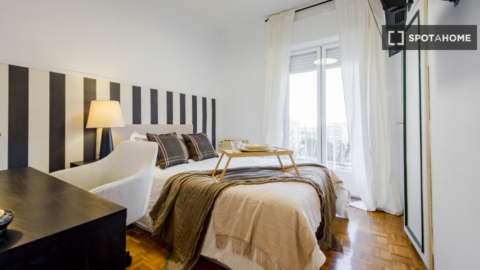 Double room Madrid, 6 beds, 120m² — photo 1