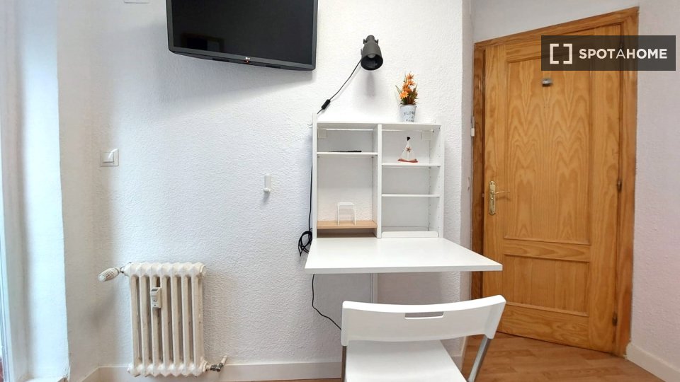Double room Madrid, 3 beds, 60m² — photo 10